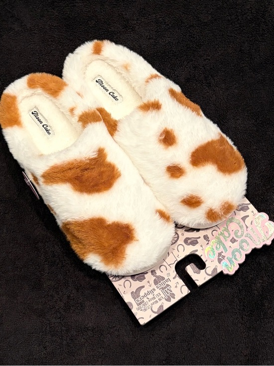 Moon Cake Shoes - NWT Cute Cowhide Pattern White & Brown Fuzzy Slide Slippers Size M 7 / 8